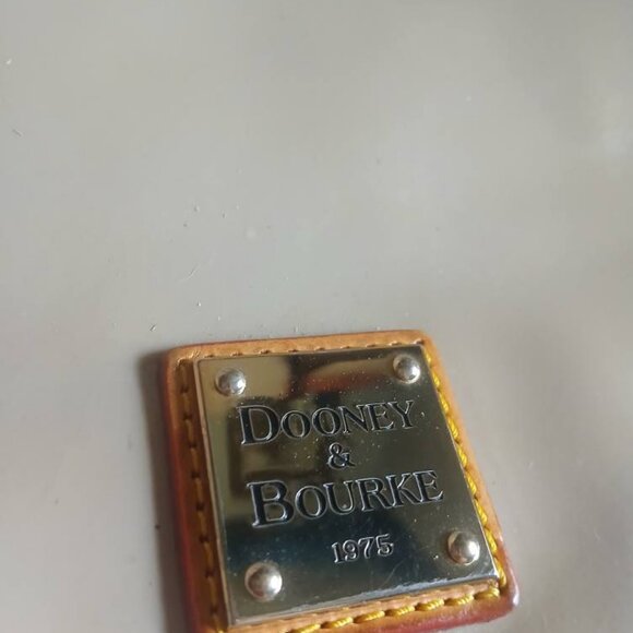 TLC -- Dooney & Bourke light brown patent leather shoulder bag - Picture 3 of 8